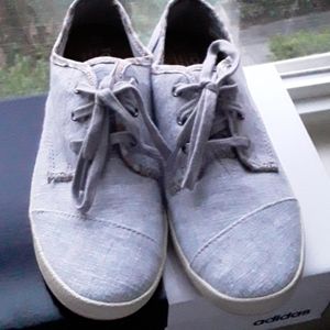 Grey toms
